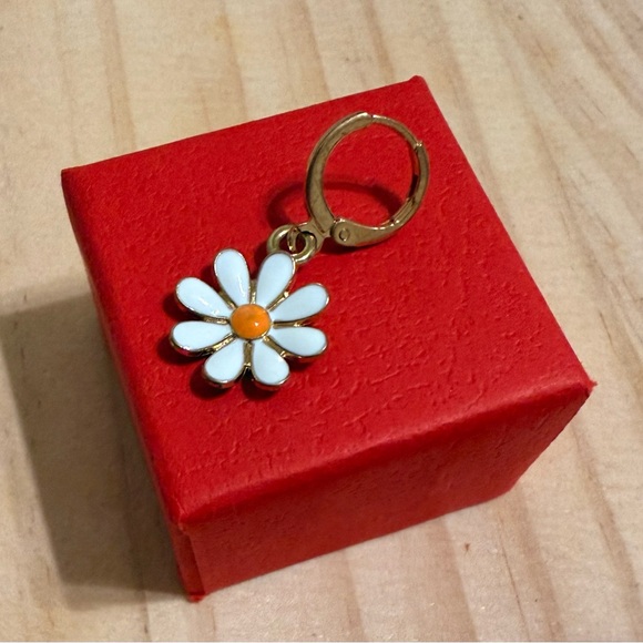 White Enamel Daisy Flower Drop Earrings, NWOT. - Picture 2 of 3